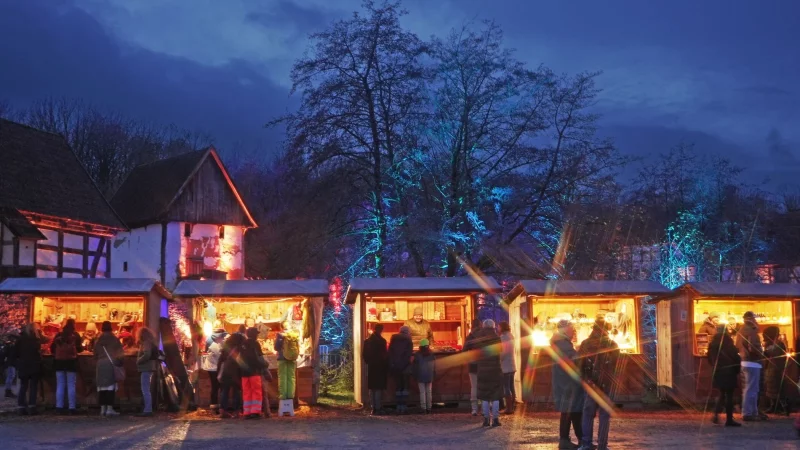 Zahlreiche Adventsbuden präsentieren und verkaufen beim Museumsadvent individuelles Kunsthandwerk. - © Foto: LWL/Jähne