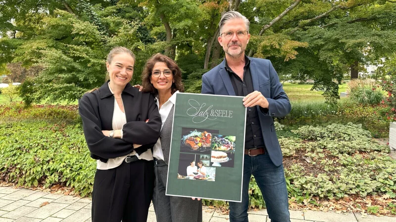 Betriebsleiterin Verena Ansari (von links), P&auml;chterin Atefeh Farhangrosta und Ralf Hammacher (Fachbereichsleiter Touristik, Gesundheit und Kultur der Stadt Bad Salzuflen). - &copy; Stadt Bad Salzuflen