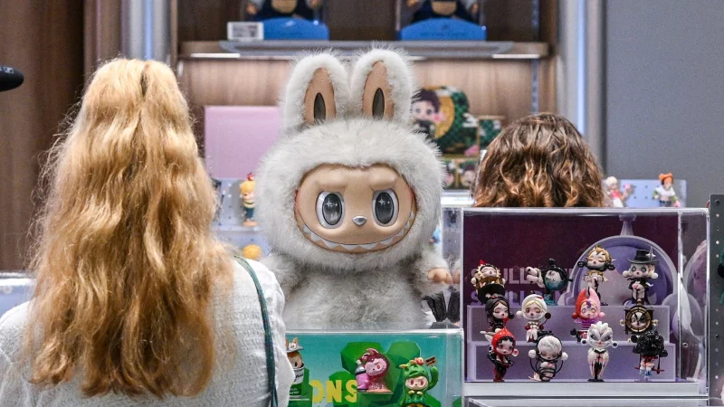 Eine gro&szlig;e Labubu-Pl&uuml;schfigur steht bei der Er&ouml;ffnung im ersten Labubu-Store Deutschlands im Alexa Einkaufscenter. Die Figuren sind in aller Munde, doch wie entsteht der Trend? - &copy; Jens Kalaene/dpa