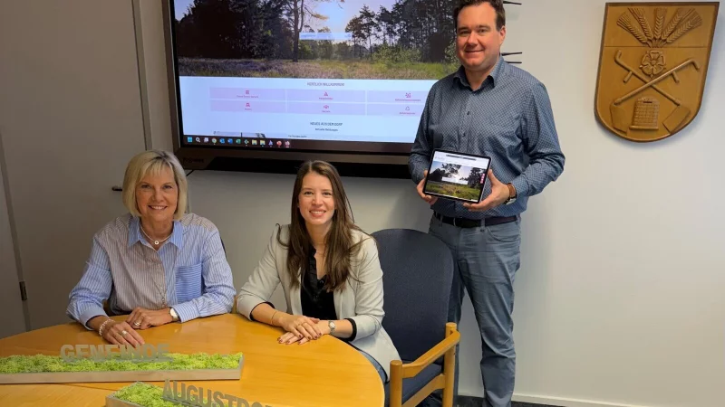 K&auml;mmerer Patrick Hermann freut sich mit Bettina Grote (links) und Lisa Massong &uuml;ber den Relaunch. - &copy; Gemeinde Augustdorf
