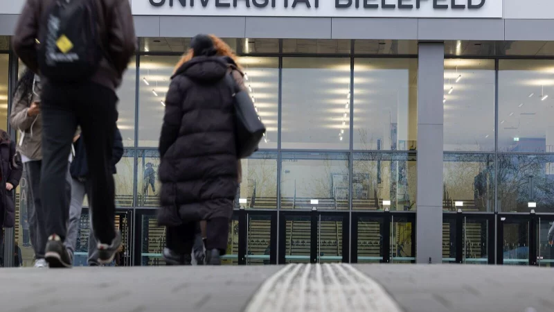 Der Haupteingang der Universität Bielefeld: Wie an vielen anderen Hochschulen in aller Welt wird hier seit zwei Jahren verstärkt über Antisemitismus und den Nahost-Konflikt gestritten. - © Oliver Krato