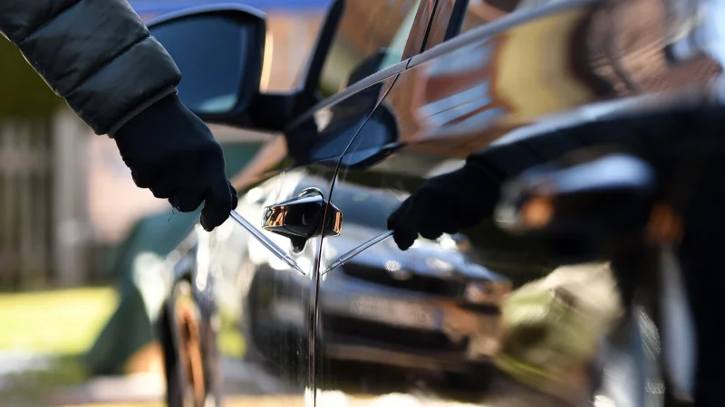 Zweimal ist das Auto einer Lagenserin zerkratzt worden, dann wurden die Reifen zerstochen. Es gibt einen Tatverdacht, aber letztlich keinen konkreten Beweis, wer daf&uuml;r verantwortlich ist. Sie machte den Fall &ouml;ffentlich und weitere Gesch&auml;digte meldeten sich. Der Kommunale Ordnungsdienst ist jetzt rund um den Sedanplatz &ouml;fter zu sehen. - &copy; picture alliance/dpa