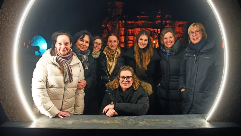 Auch das Team der Hofapotheke nutzt die Atmosph&auml;re auf dem Detmolder Weihnachtsmarkt f&uuml;r ein Gruppenfoto. - &copy; Nicole Ellerbrake