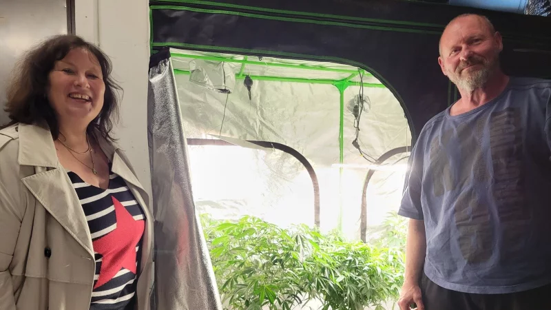 Suchtberaterin Saskia van Oosterum und Franj Indenbirken von Cannabis-Social-Club "Legal Weed" arbeiten in Sachen Pr&auml;vention zusammen. - &copy; Vasco Stemmer