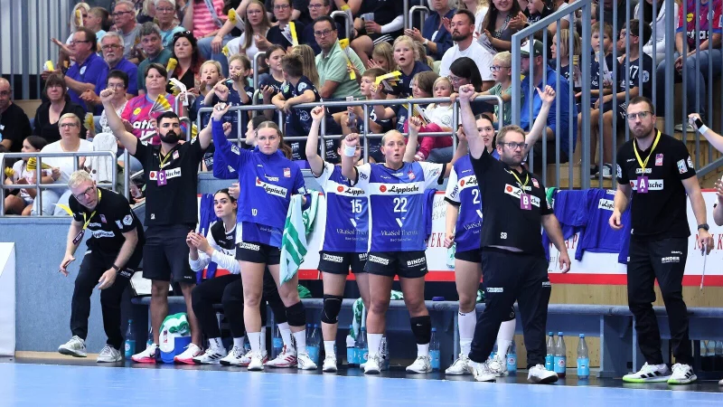 Jubel auf der Bank vor voll besetzter Tribüne - das wünschen sich die Bundesliga-Handballerinnen der HSG Blomberg-Lippe auch am Samstag gegen Metzingen. - © Paul Cohen
