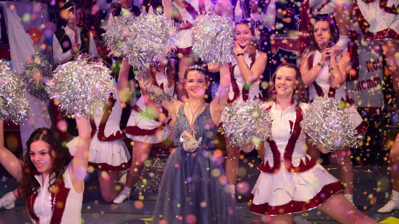 In der Festhalle Vo&szlig;heide hei&szlig;t es am Samstag wieder "Katzenfutter mau mau, mau mau, miau", wenn die Karnevalisten das Zepter &uuml;bernehmen. - &copy; Archivfoto: Nicole Ellerbrake