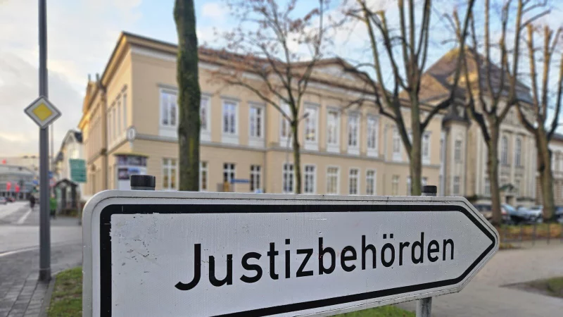 Das Landgericht Detmold hat einen 21-J&auml;hrigen von allen angeklagten Vorw&uuml;rfen freigesprochen. Die Staatskasse muss ihn nun f&uuml;r seine Zeit in U-Haft entsch&auml;digen. - &copy; Janet K&ouml;nig