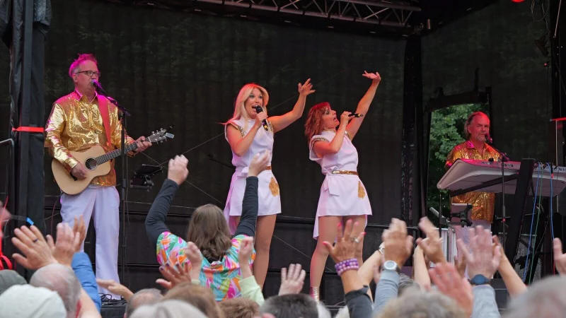 "Dancing Queen Fever" entführt mit der ABBA-Show unterm Hermann in die Glitzerwelt der 70iger Jahre. Rund 300 Gäste singen, klatschen und tanzen begeistert mit. - © Thomas Krügler