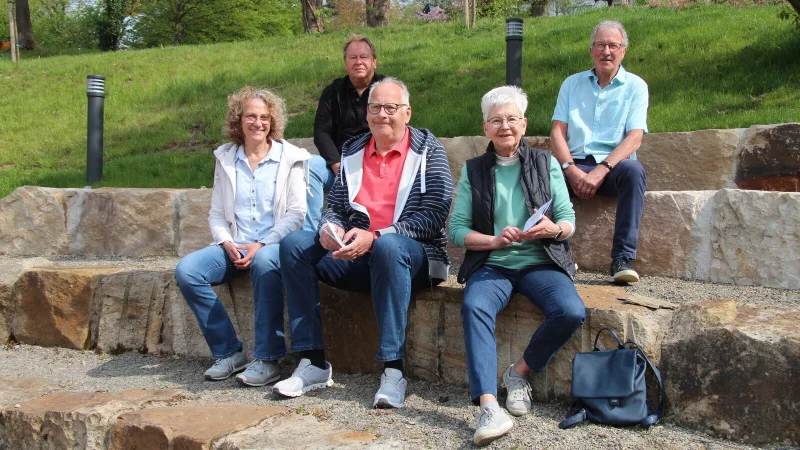 Dunja Raimann (von links), Werner Prüßner, Dieter Hartwig, Elisabeth Webel und Rainer Dubbert stellen das Programm des ersten Taller Kultursommers am Amphitheater im Berggarten vor. - © Nadine Uphoff