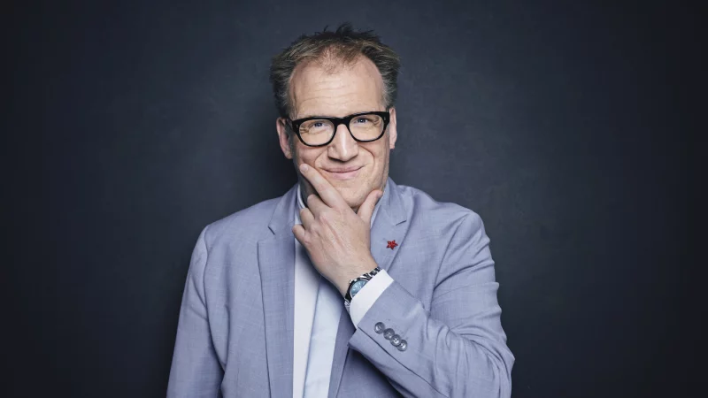 Jens Heinrich Claassen kommt am Samstag, 7. März, in den Klostersaal Lügde und bietet dem Publikum einen Abend voller unerwarteter Pointen. - © Olli Haas