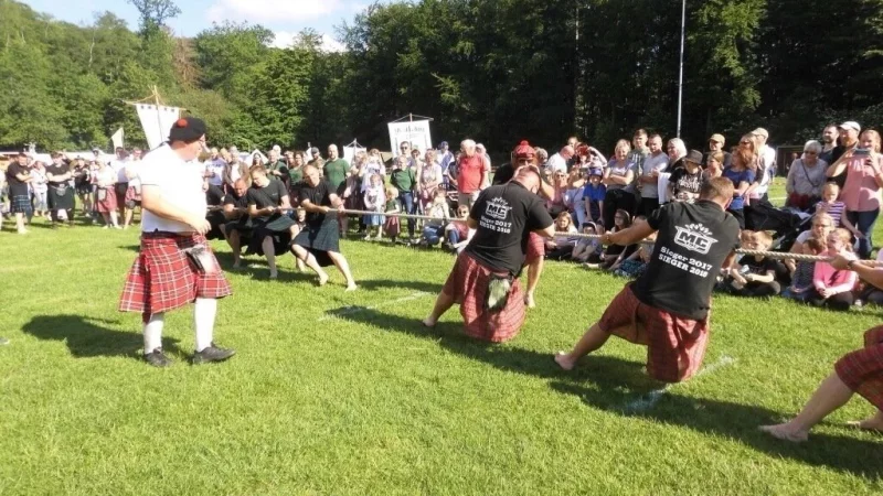 In Lüerdissen gehen in diesem Jahr 17 Clans an den Start, um sich - wie hier 2024 - in Disziplinen wie Tauziehen miteinander zu messen. - © Bildrechte: Alexander Riegler