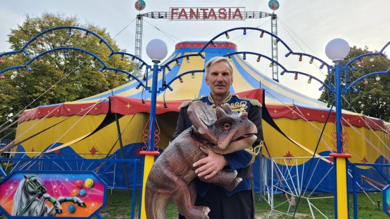 Der Zirkus Fantasia zeigt in seiner Show auch lebensechte Dinosaurier-Puppen. - © Circus Fantasia