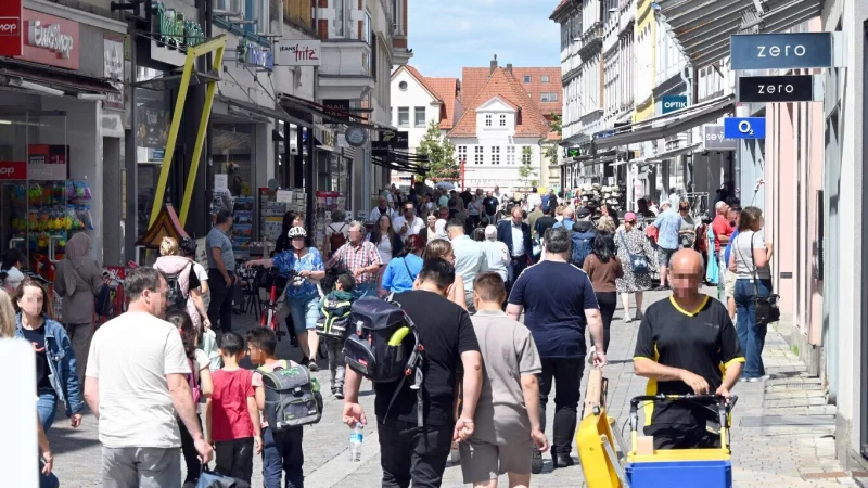 Am Donnerstag zog es viele Menschen in die Hamelner Innenstadt - in NRW sind die Gesch&auml;fte am katholischen Feiertag geschlossen, davon profitiert auch Hameln. - &copy; Dana Pollok