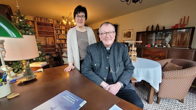Vikar Markus Henke und Haush&auml;lterin Adelheid Rustige gehen weiter davon aus, dass sie das Pfarrhaus der Bruder-Konrad-Gemeinde in Spexard verlassen m&uuml;ssen. - &copy; Ludger Osterkamp