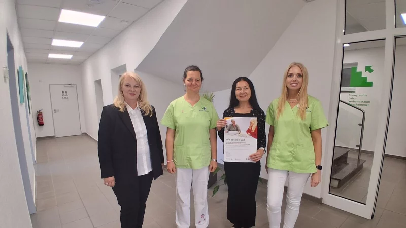 Freuen sich über das neue Angebot im MVZ Kalletal (von links): Margit Monika Hahn (Koordinierungsstelle „Kommunale Präventionsketten“ beim Kreis Lippe), Ilona Kalló (Leitende Ärztin, MVZ Kalletal), Juliaa Tkatschuk (Lotsin) und Catharina Hempelmann (Case Managerin im MVZ). - © Kreis Lippe