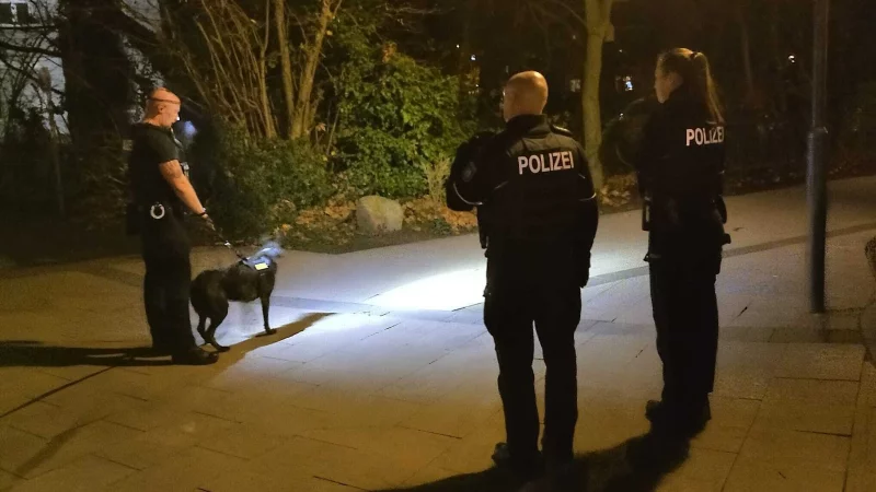 Polizei mit Spürhund im Einsatz: Spurensicherung in der Herforder Innenstadt nach schwerer Verletzung eines jungen Mannes. - © Claus Frickemeier