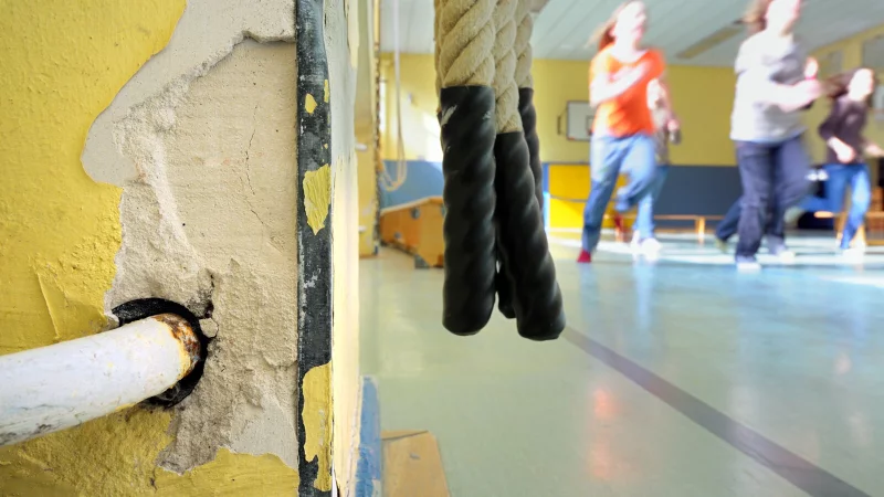 Wenn der Putz bröckelt: Viele Schulen in NRW sind in einem schlechten Zustand. Eine Umfrage zeigt jetzt: Zwei Drittel aller Schulleiter bemängeln, dass dringend Sanierungsmaßnahmen nötig sind. - © picture alliance/dpa