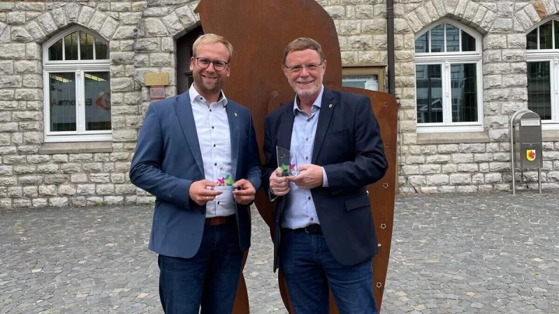 Der Vorsitzende des Heimatvereins Barntrup, Torsten Buncher, (rechts) und B&uuml;rgermeister Borris Ortmeier freuen sich &uuml;ber die Auszeichnung des Heimatvereins Barntrup als kulturelles Aush&auml;ngeschild der Region. - &copy; Stadt Barntrup