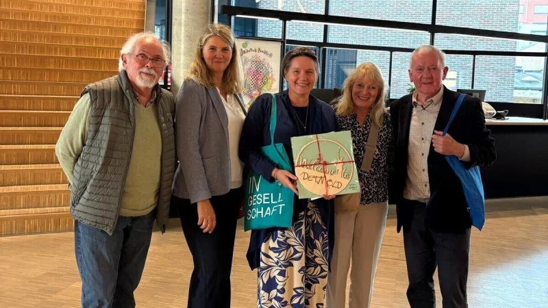 Sie schmieden erste Pl&auml;ne f&uuml;r das 50-j&auml;hrige Partnerschaftsjubil&auml;um zwischen Detmold und Hasselt: (von links) Peter Uwe Witt, Kirsten Uttendorf (Intendantin des Detmolder Landestheaters), die Hasselter Beigeordnete Karolien Mondelaers, Martina Gurcke vom Team Europa der Stadt Detmold und der langj&auml;hrige Partnerschaftsbegleiter Zygmund Krzywania. - &copy; Karolien Mondelaers