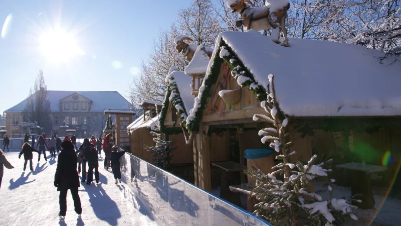 Wer Lust hat, schnappt sich seine Schlittschuhe (oder leiht sich welche aus) und dreht eine Runde auf der Eisbahn in der Lemgoer Innenstadt. - &copy; Lemgo Marketing
