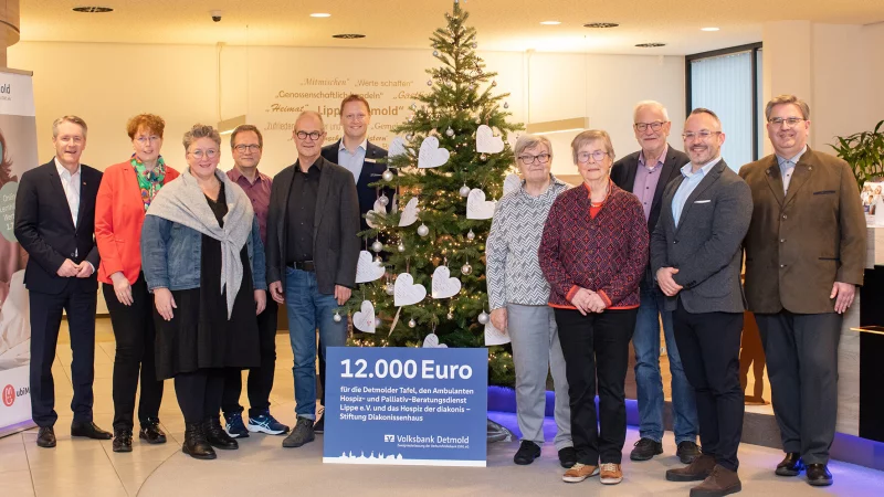 Zur Spenden&uuml;bergabe und einem anschlie&szlig;enden Austausch trafen sich (v. l.) Frank Sievert, Vorstandsmitglied der VerbundVolksbank OWL eG, Dagmar Nitschke, Pflegevorstand von diakonis, f&uuml;r den Ambulanten Hospiz- und Palliativberatungsdienst Lippe Manuela Vicky Sieker, Gesch&auml;ftsf&uuml;hrende Koordinatorin, Cord D&uuml;ben, Schatzmeister, Klaus Junghans, stellv. Vorsitzender, Michael Dressler, Regionalleiter der Volksbank Detmold, f&uuml;r die Detmolder Tafel Elfriede Paelke, Schatzmeisterin, Elisabeth St&uuml;ckemann, Vorsitzende, Karl-Heinz Henze, stellv. Vorsitzender, Tim Redecker, kaufm&auml;nnischer Vorstand von diakonis, und Heinrich Hansmeier, Regionalleiter der Volksbank Detmold. - &copy; Alex Waltke