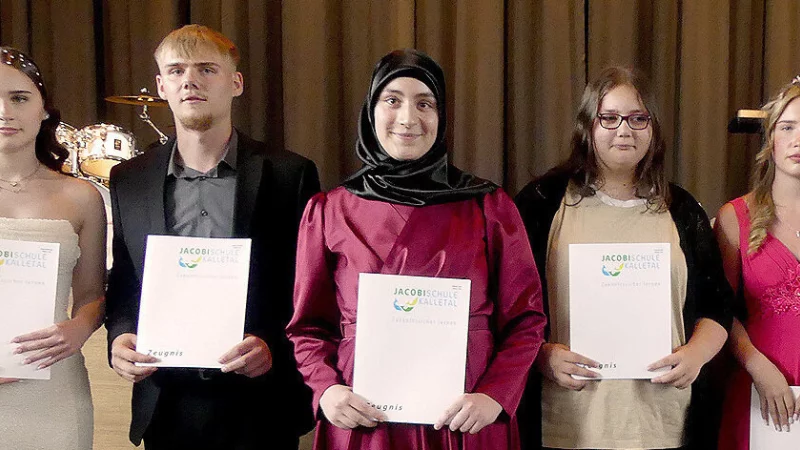 Haben ihren Abschluss geschafft (von links): Emely Eckstein, Artjom Deckert, Rabia Cakir, Lena Becker und Lia-Emilia Baumgart. - © Rudi Rudolph