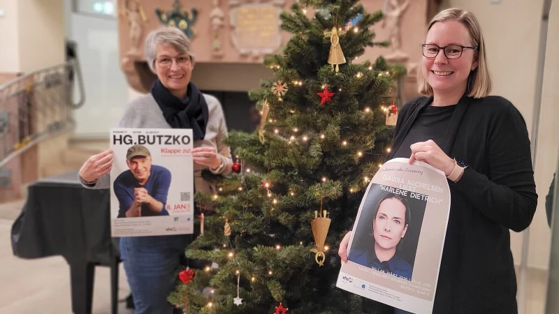 Christiane Osterhage (links) und Dr. Sonja Girod best&uuml;cken den Veranstaltungskalender. Karten f&uuml;r den satirischen Jahresr&uuml;ckblick Anfang Januar sind noch als Weihnachtsgeschenk zu haben. - &copy; Katrin Kantelberg