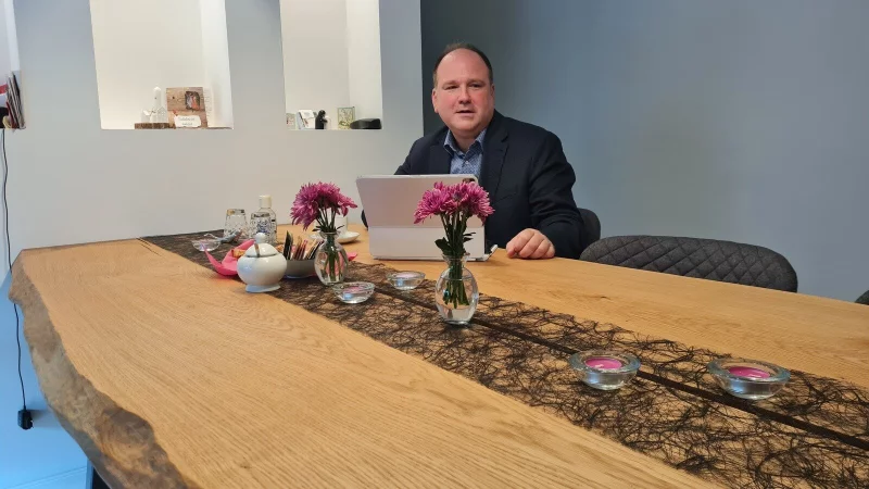 Christoph Dolles Lieblingsplatz ist in seinem Esszimmer am selbst geschreinerten Esstisch, der bisweilen auch als Arbeitstisch herhalten muss. Das Holz stammt von einer 200 Jahre alten Eiche, die dem Orkan Friederike im Blomberger Forst zum Opfer gefallen ist. - &copy; Marianne Schwarzer