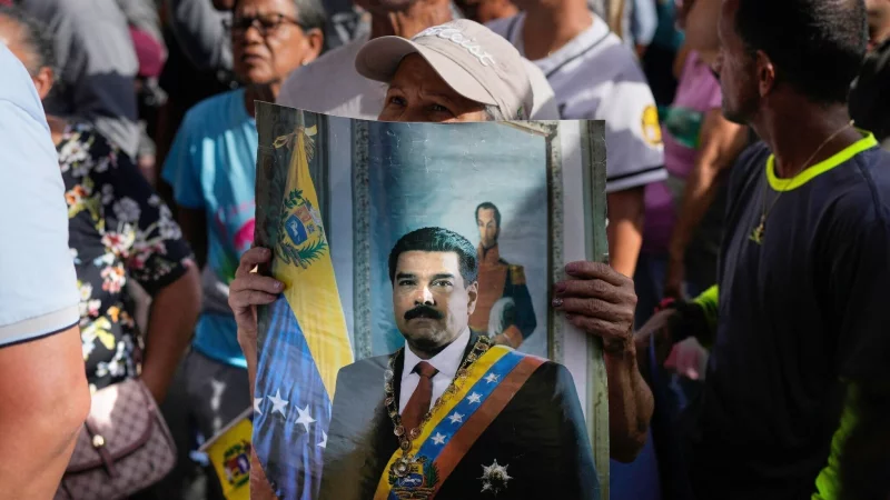 Anh&auml;nger der Regierung von Ex-Diktator Nicolas Maduro versammeln sich, nachdem die USA Venezuela angegriffen haben. In OWL diskutieren Politiker die Folgen f&uuml;r Deutschland und Europa. - &copy; Matias Delacroix/AP/dpa