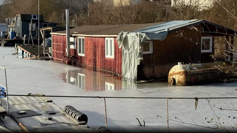 Das 14 Meter lange, 6,5 Meter breite und 32 Tonnen schwere Wohnschiff liegt auf Grund. Nur das Haus schaut aus dem Wasser. - &copy; Ulrich Behmann