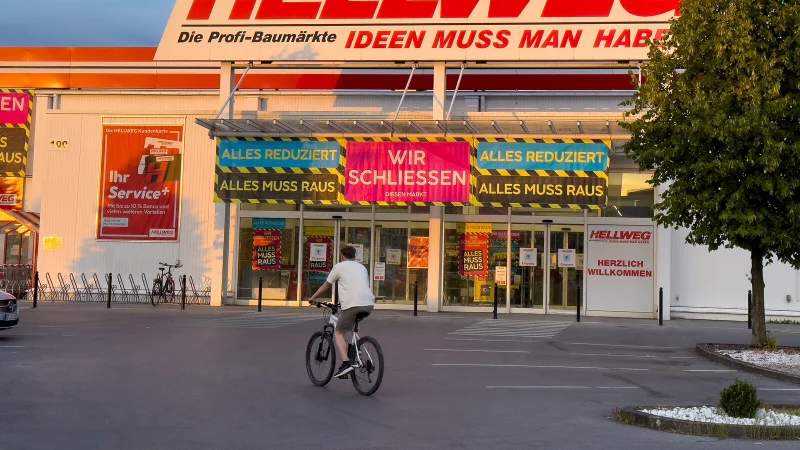 Die Hellweg-Filiale in Brackwede schließt Ende November. Der Ausverkauf hat begonnen. - © Andreas Zobe