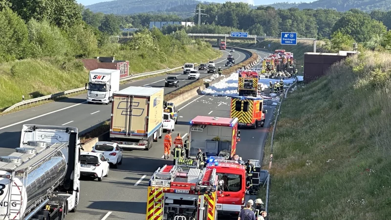 Die Feuerwehr ist seit Stunden mit den Löscharbeiten auf der A33 zwischen Bielefeld und Steinhagen beschäftigt. - © Barbara Franke