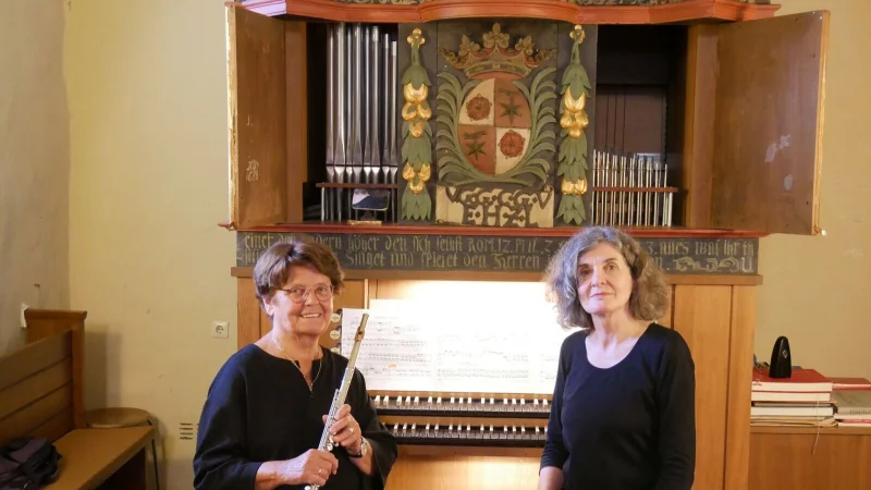 Angelika B&ouml;ke (rechts) und Sabine B&ouml;ke an der Orgel von Donop. - &copy; Lippische Landeskirche