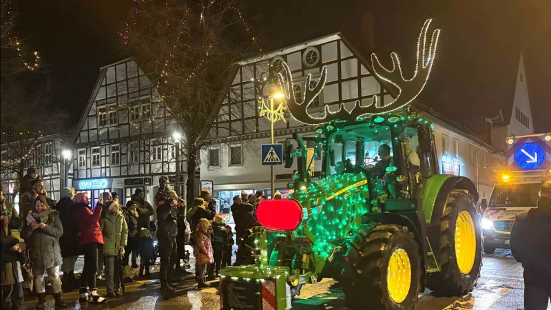 Funkelnde Fahrzeuge auf den Straßen und begeisterte Zuschauer am Straßenrand: Am Samstag gab es in Bad Pyrmont und Lügde eine weihnachtliche Lichterfahrt. - © Nicole Lödige