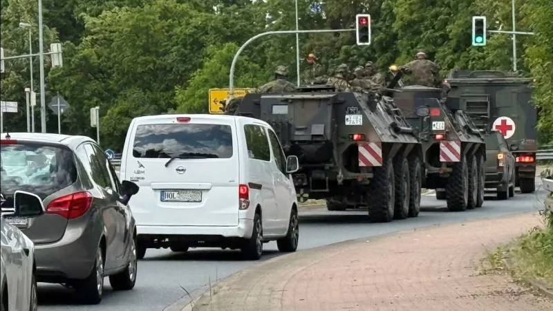 Militärkolonne in Hameln: Am Fort Luise biegen 10 Fahrzeuge, darunter 3 Radpanzer, auf die Bundesstraße 1 ab. - © Ulrich Behmann