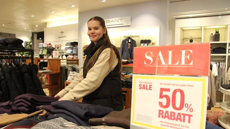 Kaya Penner ist Auszubildende bei Sinn in Detmold. Auch hier sind jetzt viele Artikel - etwa aus den Bereichen Strick oder Outdoor - im Angebot. - &copy; Carolin Brokmann-F&ouml;rster