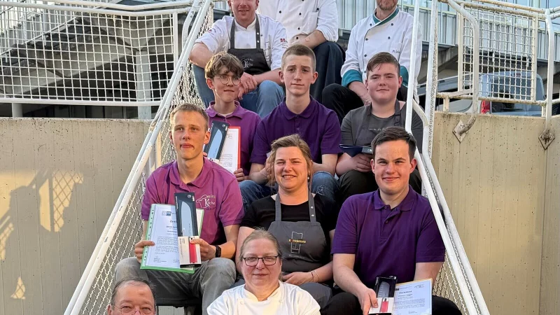 Die Juniork&ouml;che haben zum Abschluss ein Zwei-G&auml;nge-Men&uuml; gezaubert. - &copy; IHK Lippe