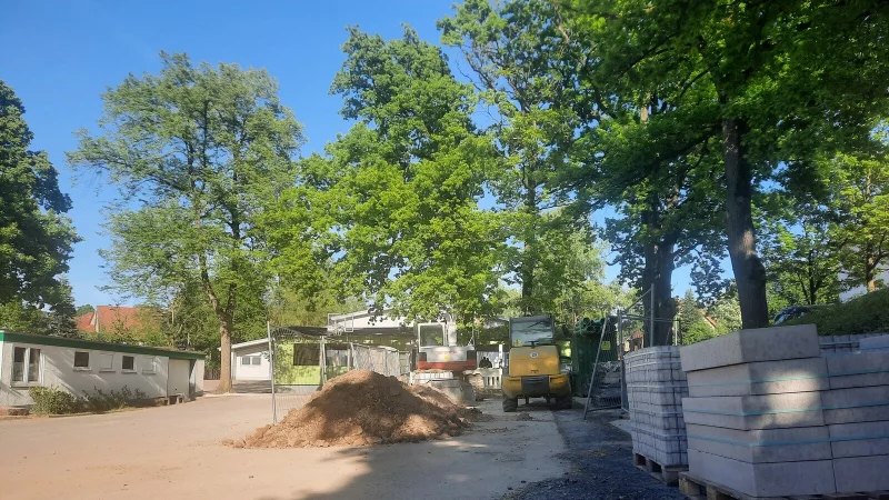 Die neue Mensa entsteht direkt vor der Sporthalle. - © Lorraine Brinkmann