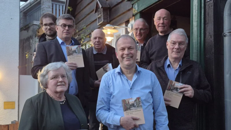 Herausgeber Dr. Hans C. Jacobs (Mitte) freut sich über die Gastbeiträge von (von links) Birgit Meineke, Michael Biermann, Jannik Gorewoda, Erhard Kirchhof, Roland Linde, Heiner Bax und Konrad Soppa. - © Lorraine Brinkmann
