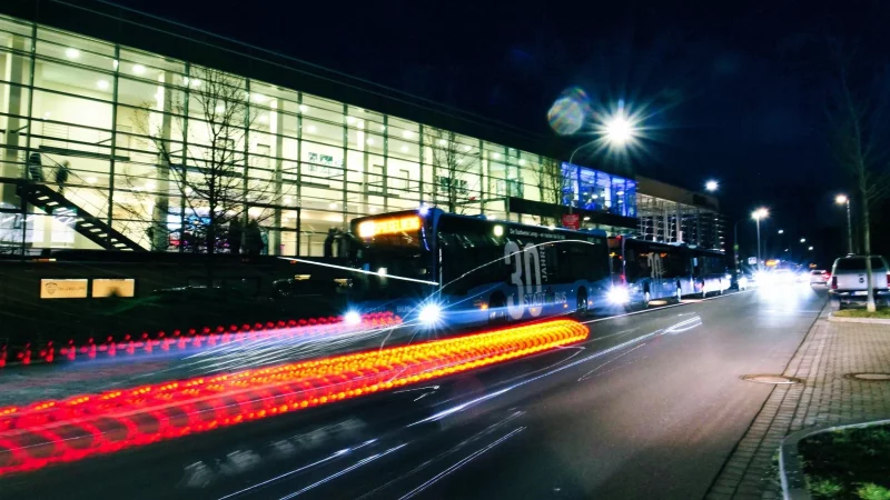 Die blauen Busse sind ein Alleinstellungsmerkmal des TBV Lemgo Lippe in der Handball-Bundesliga. - © Jörg Hagemann