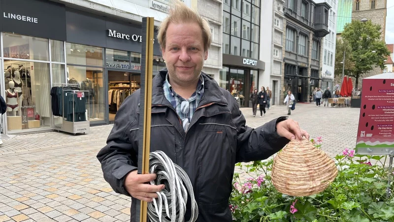 Der ehrenamtliche Wespen- und Hornissenberater Norbert Gerth gibt Tipps zur Vermeidung von Nestern. - &copy; Gina K&ouml;hler