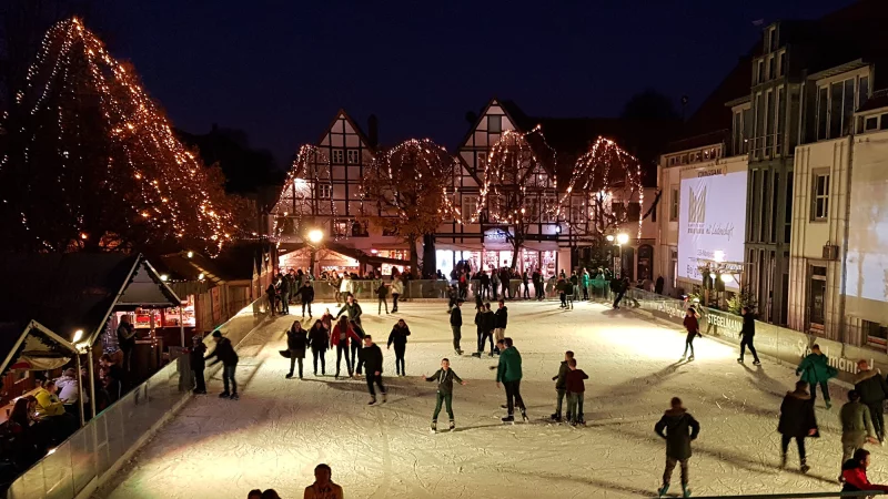 Bei der Lemgoer Eiswelt kann wieder Schlittschuh gelaufen werden. - &copy; Lemgo Marketing