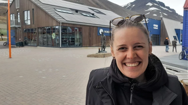 Katja Scholz ist von der Weser in die Arktis ausgewandert. Hier ist sie im Sommer auf Spitzbergen zu sehen. - &copy; Simone Fl&ouml;rke