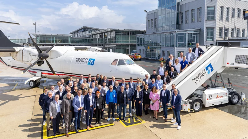 Eine Gruppe von Unternehmern und Unterst&uuml;tzern pr&auml;sentiert stolz die neue Fluglinie Skyhub PAD am Flughafen Paderborn/Lippstadt. - &copy; Niklas T&uuml;ns