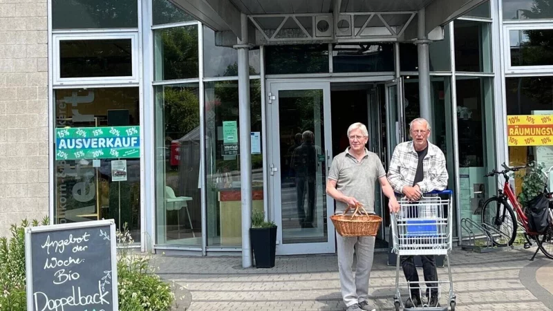 Thomas Ulbrich (links) und Thomas Rolle vor ihrem Biomarkt an der Hoffmannstra&szlig;e, der nach 18 Jahren schlie&szlig;t. - &copy; Der Biomarkt