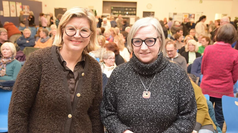 Mechtild Borrmann (rechts) wird in der Mensa der Heinz-Sielmann-Schule von Buchhandlungs-Chefin Cerrin Wehrmann-Ristau begr&uuml;&szlig;t. - &copy; Karin Prignitz