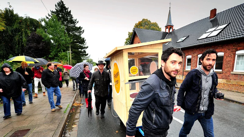 Vor 13 Jahren: Die Aktionsk&uuml;nstler Frank und Patrik Riklin ziehen das Fliegenhaus. - &copy; Archiv-Foto: Andreas Fr&uuml;cht