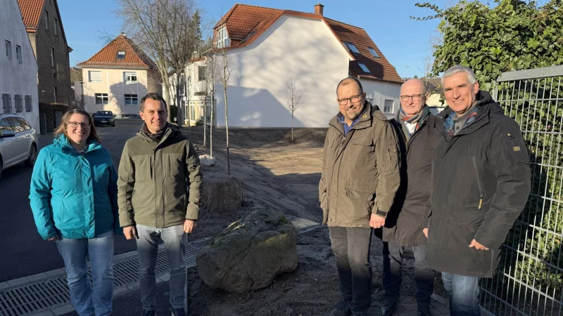 Partner bei der Sanierung (von links): Melanie Gr&ouml;be (stellv. Projektleiterin, Umweltb&uuml;ro Lippe), Christian Kerkmann (Untere Bodenschutzbeh&ouml;rde, Kreis Lippe), Sven Anders (Fachteam Stadtentw&auml;sserung), Dr. Engelbert M&uuml;ller, (AAV, Verband f&uuml;r Fl&auml;chenrecycling und Altlastensanierung) und Thorsten Paulussen (1. Beigeordneter). - &copy; Stadt Lage