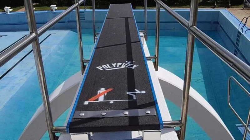 Das Freibad Laßbruch hat ein neues Drei-Meter-Sprungbrett. Das vorherige war rund 50 Jahre im Betrieb. - © Freibadverein Laßbruch