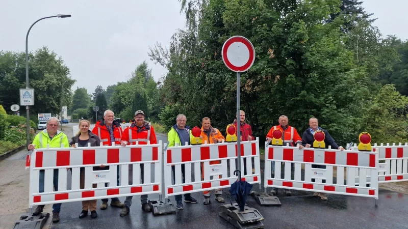 Die Verantwortlichen haben am Dienstagmittag die Ortsdurchfahrt Hohenhausen am Ententeich wieder freigegeben. - &copy; Nadine Uphoff
